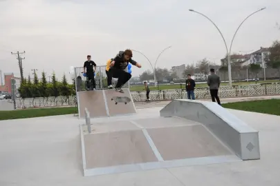 Bursa'da İnegöllü gençlere yeni kaykay park