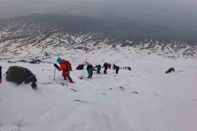 Çevre gönüllüleri Ağrı Dağı’nın zirvesinden doğa için seslendi