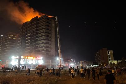 Diyarbakır'da plaza yangını. 3'ü itfaiye eri 5 kişi dumandan etkilendi