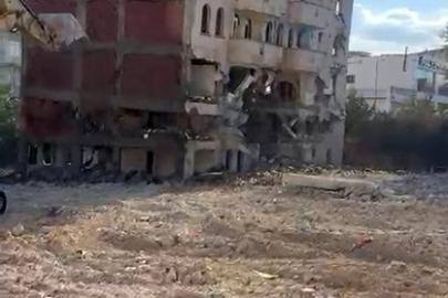 Elazığ’da 5 katlı bina iş makinesinin tek dokunuşuyla yıkıldı