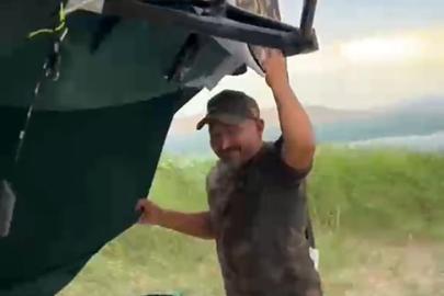 Elazığ’da kamp yapan balıkçıların fırtınayla mücadelesi