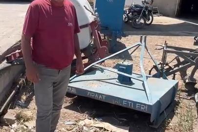 İş yerinin önündeki tarım aletlerine çarpan aracını çekiciye yükleyip kaçtı