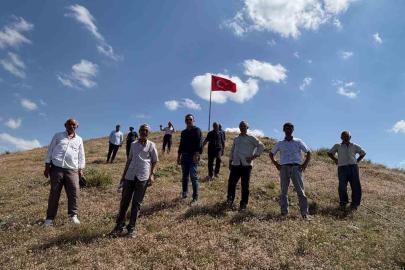 Kars’ta bayrak gururu: Türk bayrağı köyün zirvesinde dalgalanıyor