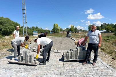 Kars’ta Üçpınar Köyü’nde yollar parke taşlarıyla yenileniyor
