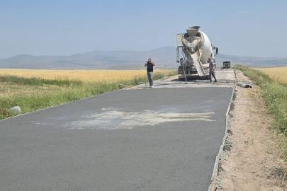 Kars’ta yol yatırımları hız kesmiyor: Asfalt, beton yol ve parke taşı çalışmaları sürüyor