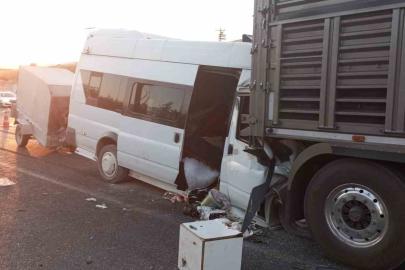 Malatya’da tarım işçilerini taşıyan minibüs tıra çarptı: Yaralılar var