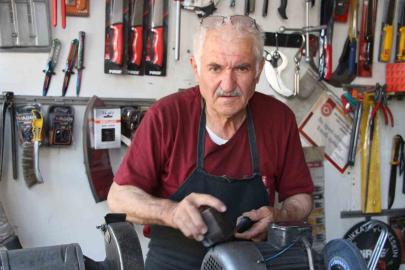 Ömrünü çarkın başında geçirdi: 59 yıldır bıçak biliyor