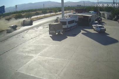 Pikap ile çarpışan otomobil devrildi, 3 kişi yaralandı: Kaza anı kamerada