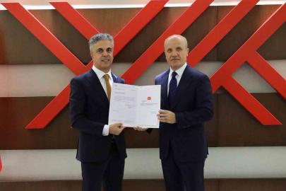 Rektör Kuyrukluyıldız mazbatasını YÖK Başkanı Özvar’dan aldı