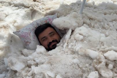 Sıcaktan kaçıp karın içine girdi! Erzincan’da ilginç serinleme