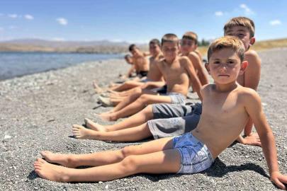 Van Gölü’nde yaz klasiği: Çocukların saçları sarardı