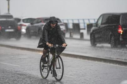 Yağış ve serin hava geldi. İstanbul'da kuvvetli yağış etkili oluyor