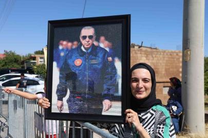 Yetmiş bin boncukla yaptığı tabloyu, Cumhurbaşkanına ulaştırmanın mutluluğunu yaşıyor