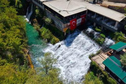 Yıllık yaklaşık 400 bin ziyaretçi ağırlayan Çırçır Şelalesi turkuaz rengiyle dikkat çekiyor