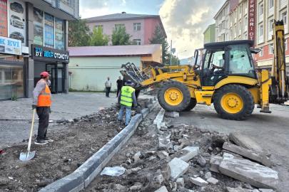 Ardahan Belediyenin kaldırım yenileme çalışmaları devam ediyor