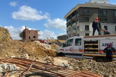 Başakşehir'de istinat duvarı çöktü: Bir işçi göçük altında