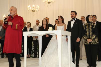 Belediye başkanı oğlunun nikahını kıydı