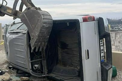 Duvara çarpan kamyonetin çocuk sürücüsü yaşamını yitirdi