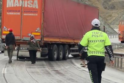 Erzincan-Sivas kara yolunda tır bariyere çarptı