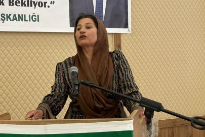Fistan giyip kürsüye çıkan kadın çiftçi, kadınların yaşadığı sıkıntıları anlattı
