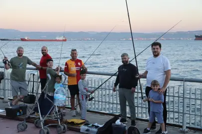Gebze'de baba-çocuk balık tutma keyfi yaşadı