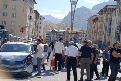 Hakkari’de iki araç çarpıştı: 1 yaralı