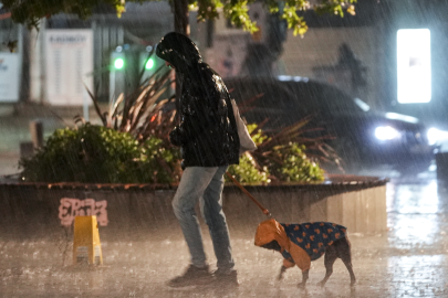 İstanbul'da kuvvetli yağış ve rüzgar. AKOM ve Valilik saat saat uyardı