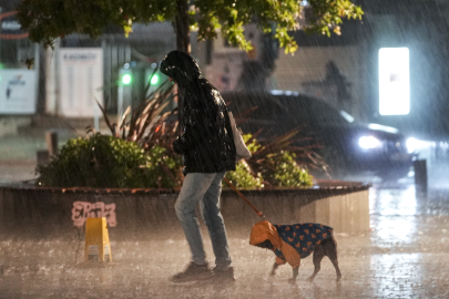 İstanbul'u sağanak teslim aldı. Yeni uyarılar peş peşe geliyor. Yağmur ne zaman bitecek?
