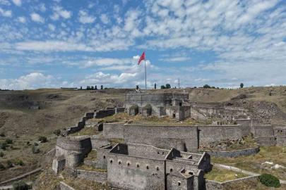 Kars’ın zirvesinde 900 yıllık tarih: Kars Kalesi ihtişamıyla büyülüyor