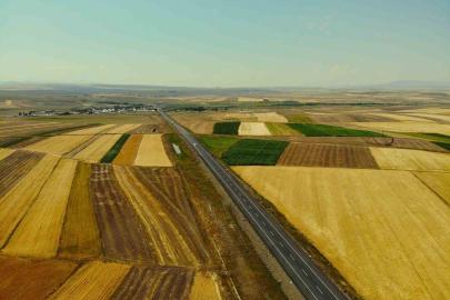 Kars’ta tarım arazileri havadan görüntülendi: Tarlalar halı ve kilim desenlerini aratmadı