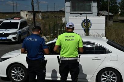 Kars’ta trafik ekiplerinden karayollarında sıkı denetim: "Hızınızı düşürün, kemerinizi takın"