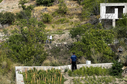Kayalıktan kopan taşlar, babasının kucağındaki çocuğu hayattan kopardı