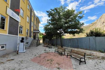 Kemaliye’de onarılmayan okul istinat duvarı tehlike oluşturuyor