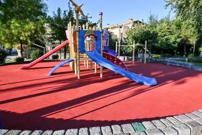Manisa'dan park ve oyun alanlarına güvenli zemin