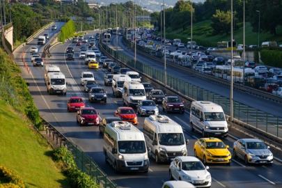 Okullar açılıyor, trafik artıyor. İstanbul'da araçlar dur kalk ilerliyor