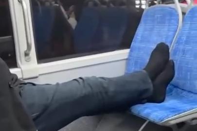 Otobüste ayakkabılarını çıkarıp seyahat etti, rahatlığı pes dedirtti