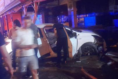 Otomobilin restorana çarptığı kaza kamerada