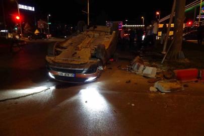 Otomobille çarpışan araç ters döndü: 2 yaralı