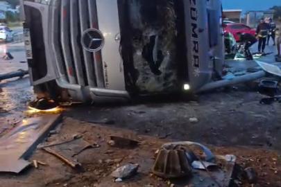 Otomobille çarpışan TIR durağa devrildi: 2 ölü