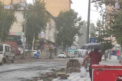 Sağanak ve dolu ulaşımı aksattı, tarım arazileri zarar gördü