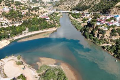 Tunceli’de iki nehir, yağış sonrası iki farklı renge büründü