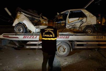 Üç aracın karıştığı kazada ikiye bölünen otomobilin sürücüsü hayatını kaybetti
