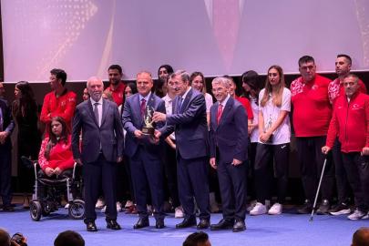 Vali Akbıyık'a 'Spora destek veren devlet adamı' ödülü