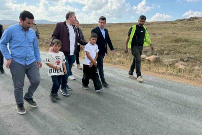 Vali Polat köy yollarını inceledi, çocuklar yalnız bırakmadı