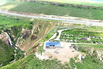 Vali Polat, Susuz Şelalesi’nde vatandaşlarla bir araya geldi