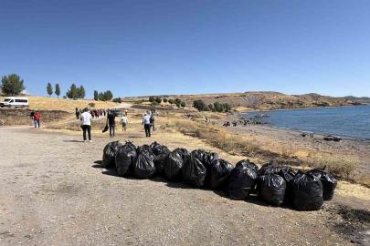 Van Gölü kıyısında temizlik seferberliği: 100 kişi katıldı, 4 ton çöp toplandı