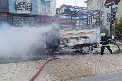 Van’da park halindeki kamyonet yandı