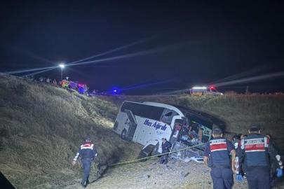 Yolcu otobüsü şarampole uçtu: 2'si ağır 24 yaralı