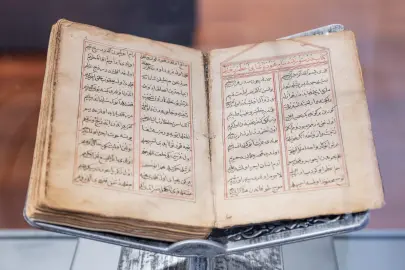 Yüzyılların hazinesi yeniden vitrine çıktı... Dünyada iki nüshası var, biri İzmir’de