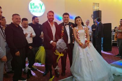 Adana'da düğünde gelin ve damada keçi hediye edildi